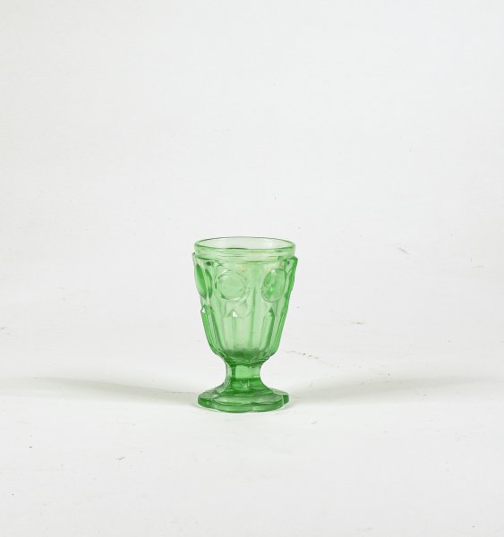 Bicchiere in  vetro lavorato  verde Italia epoca primo 900