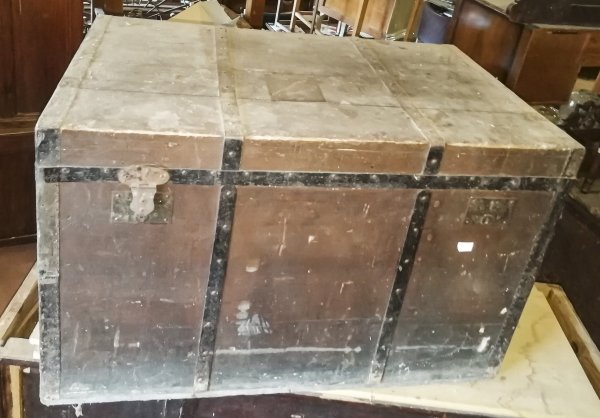 Baule cassa da viaggio in legno massello con rinforzi e cerniere in ferro Italia primo 900