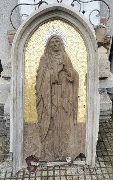 Madonnina scultura bassorilievo in pietra con mosaico dorato