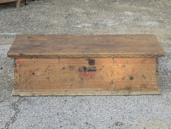 Cassa in abete con  frammenti di decori sul fronte Italia 1800