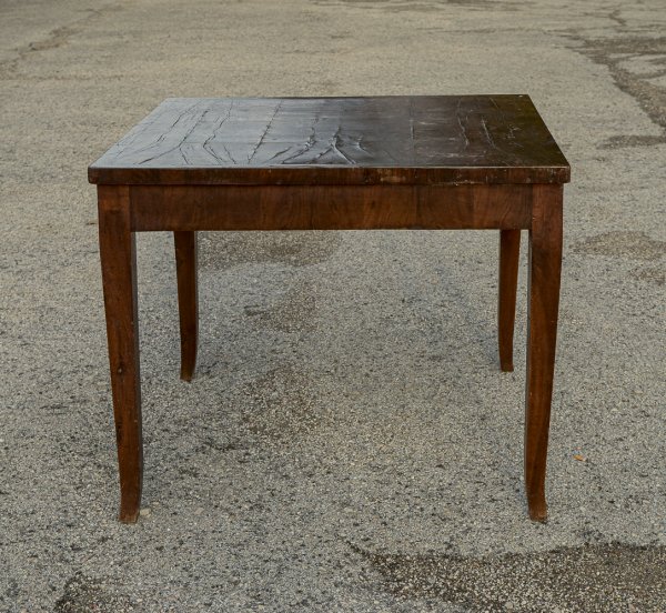 Tavolo quadrato placcato in noce Italia epoca 1800