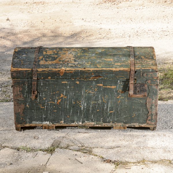 Baule da viaggio in legno verde con coperchio a schiena d'asino. Italia epoca primo 900