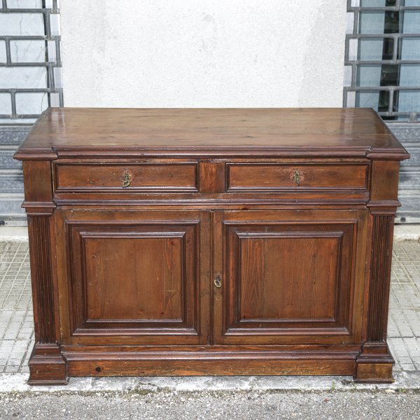 Credenza due cassetti due ante in legno di abete massello  Italia epoca fine 800
