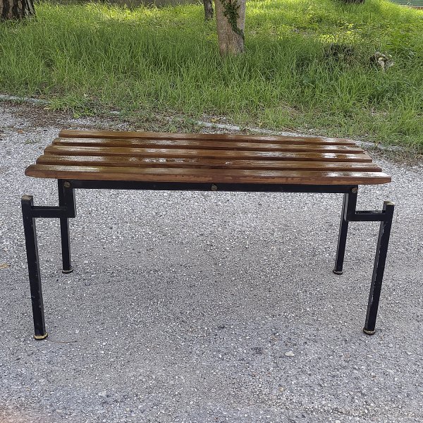 Panca a doghe in legno con struttura in metalo Danimarca 1960