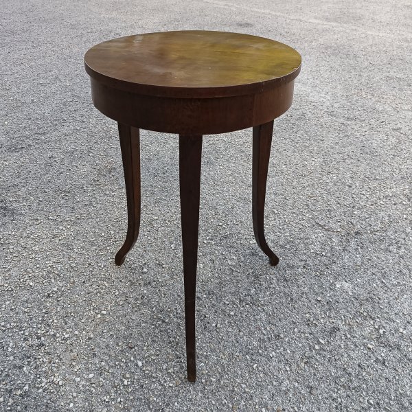 tavolino rotondo con cassetto e piedi a sciabola 