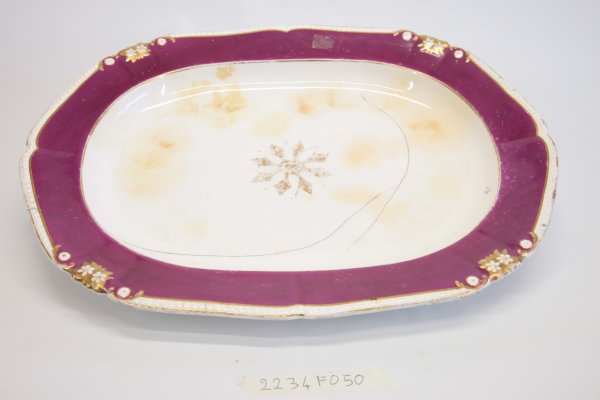 Piatto grande rosso porpora  e bianco marcato Derby epoca 1800