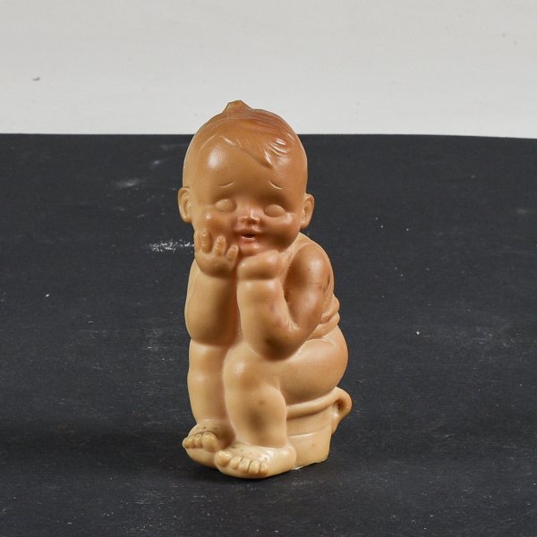 Pupazzo giocattolo di gomma bambino seduto sul vasetto Ledra Rubbertoys  1970