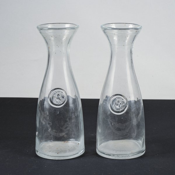 Coppia bottiglie da vino in vetro da 1 litro epoca XX secolo