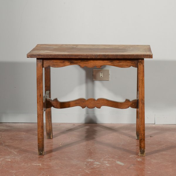 Tavolino basso legno massello  con crociera  intagliata Italia primo 1900