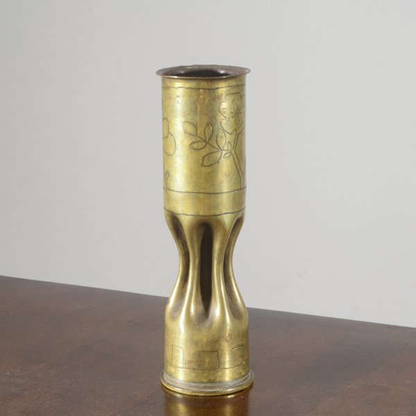 Vaso proiettile militare in ottone lavorato e inciso Italia XX secolo