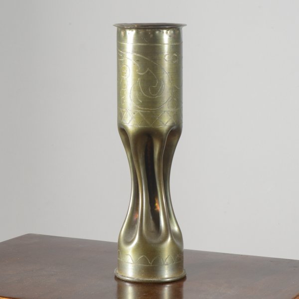 Vaso proiettile militare in ottone incisioni decorative floreali grafiche produzione XX secolo