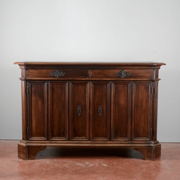 Credenza a due ante ricca di cornici stile sagrestia Italia XX secolo