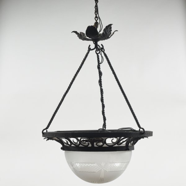 Lampadario in ferro con cappa in vetro stile Liberty
