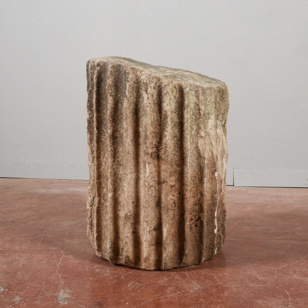 frammento di colonna scanalata antica