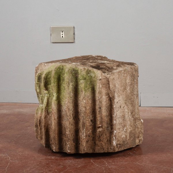  Frammento colonna  in pietra scanalata antica