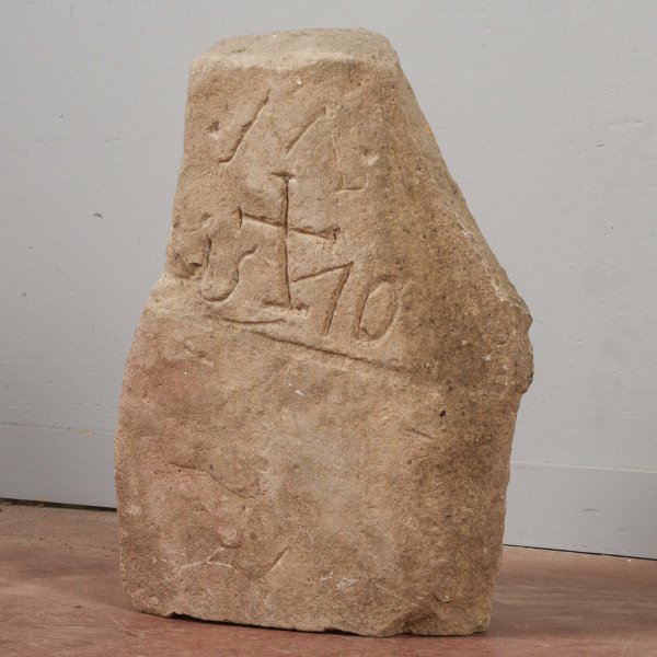 Frammento di pietra con incisioni 
