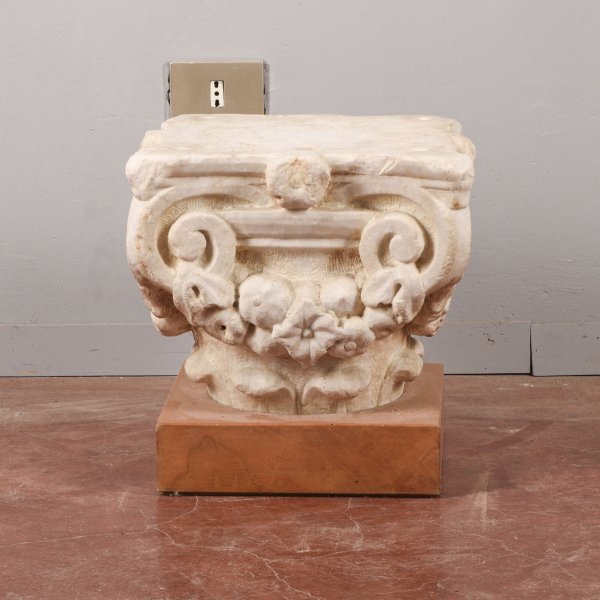 Capitello in pietra con base in legno 