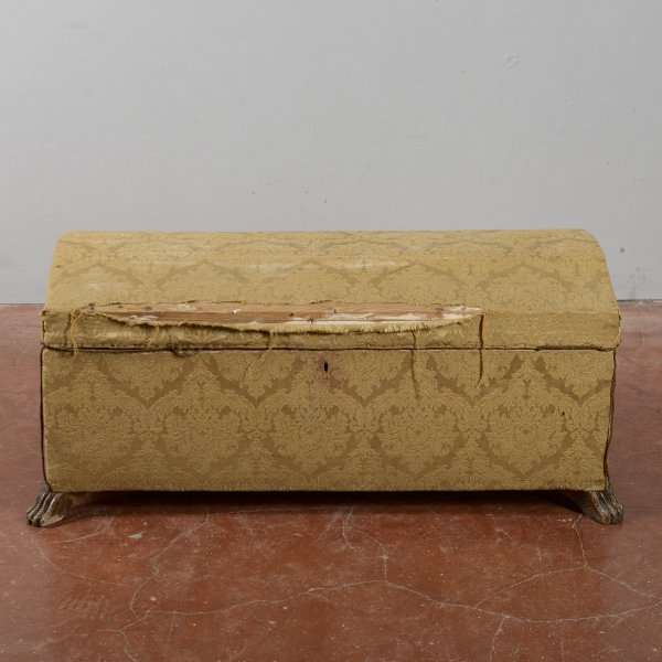 baule rivestito da restaurare