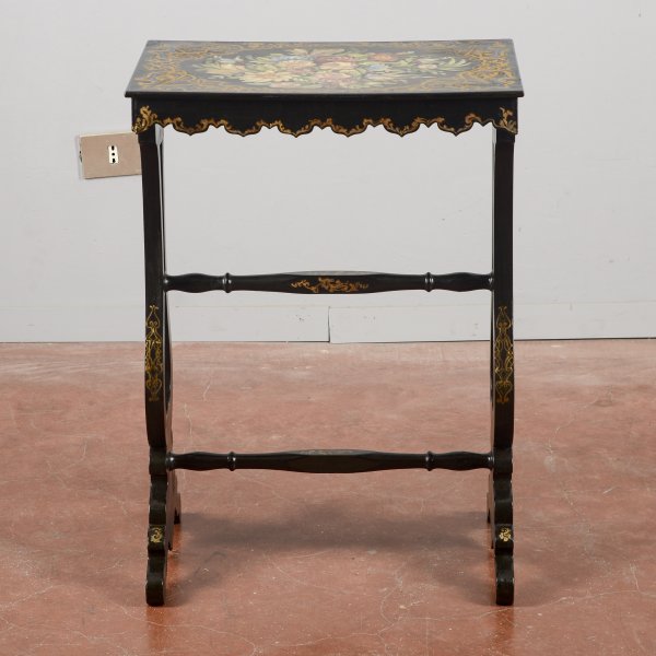 tavolino decorato in papier machè XIX secolo 