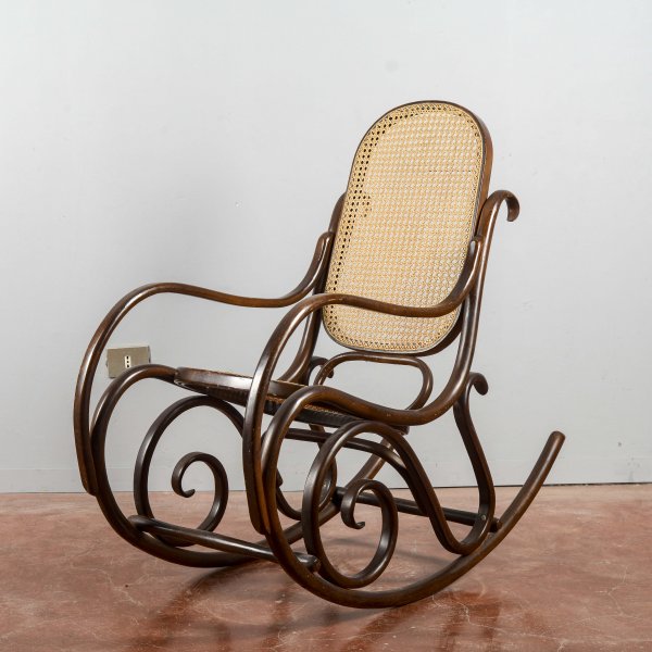 sedia a dondolo stile thonet