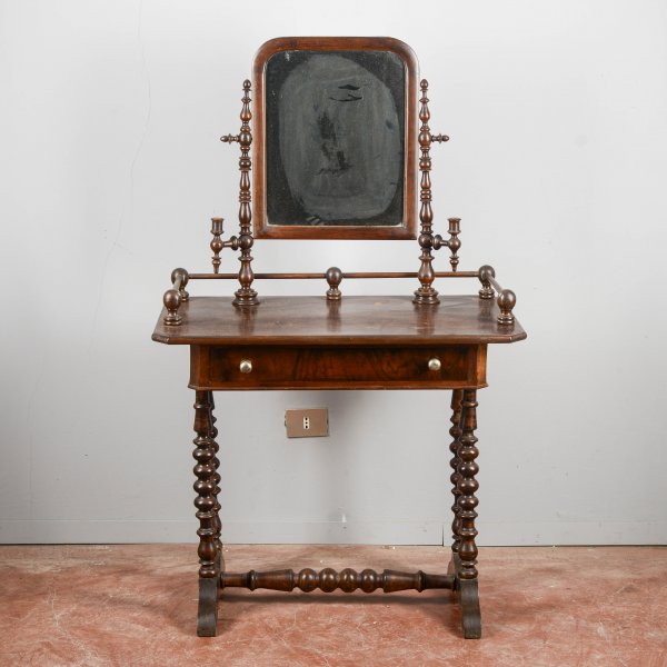 toletta con specchio e cornici