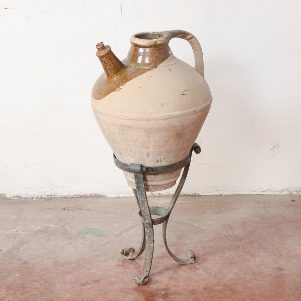 anfora in terracotta con base