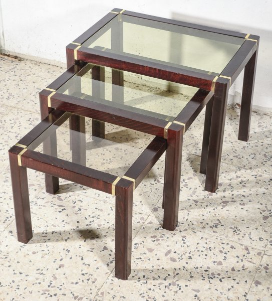 Trittico di tre tavolini impellicciati con piano in vetro e rifiniture in ottone Italia 1980