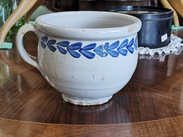 Vaso da notte in terracotta smaltata bianco e blu , Pollenza Italia epoca fine 800
