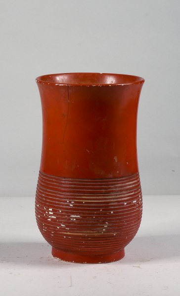 Vaso arancione con alcune riparazioni marcato Richard Ginory  sul fondo epoca 1940