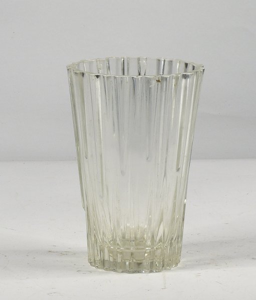Vaso in vetro lavorato a sbalzi curvilinei Italia 1980