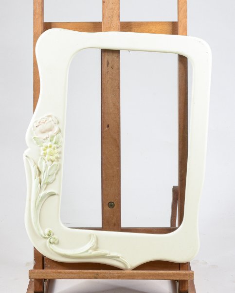 Cornice in ceramica  bianca con decori a rilievo e dipinti anni 90