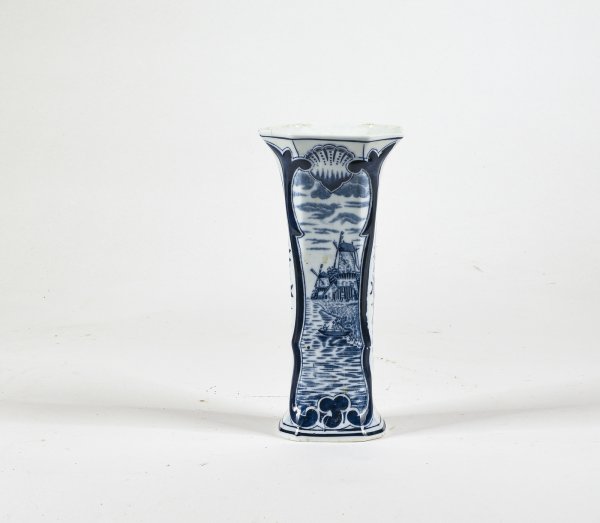 Vaso in ceramica bianca e blu con mulini a vento anno 900