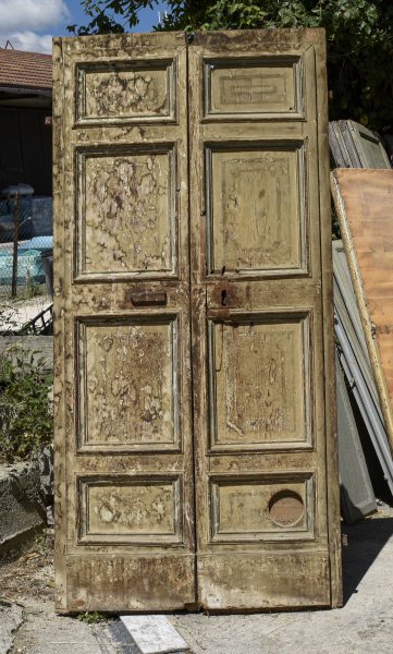 Porta a due ante in legno  massello,  corniciata con 4 formelle  laccata  con filetti Italia  epoca  600