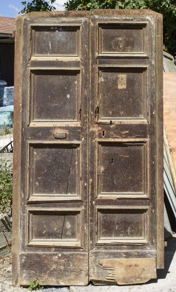 Portone in abete a due ante  con  4 formelle Italia epoca fine 500 inizio 600