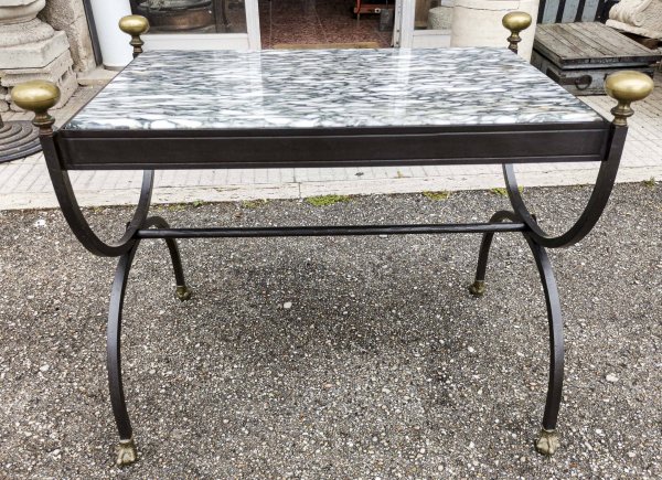 Tavolino in ferro battuto e piano in marmo Italia anni 1980