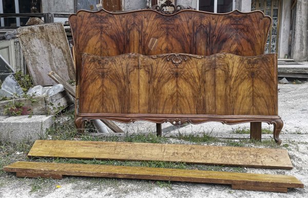 Letto Chippendale con sponde in legno noce impellicciato