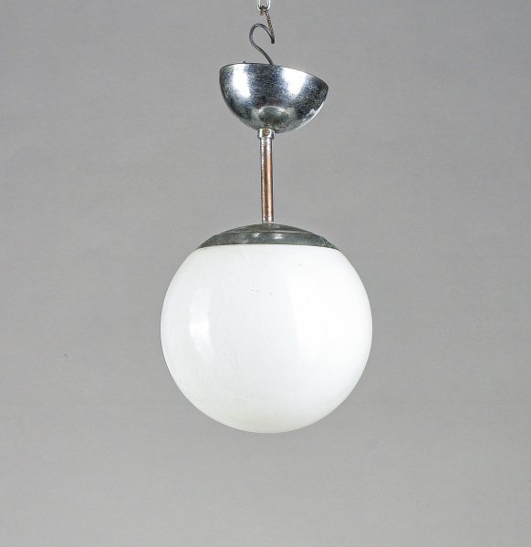 Lampadario in ferro cromato da lucidare vetro opalina  a sfera bianco opaco  Italia 1960