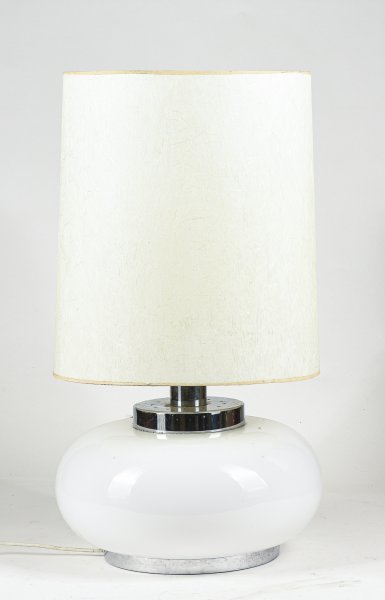lampada da tavolo con base in metallo cromato e vetro bianco latte con cappa in tessuto Italia 1960