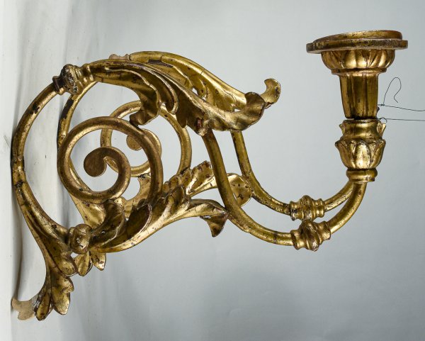 Coppia di applique torciere a muro in ferro lavorato con parti tornite in legno dorate  a foglia oro Italia  Luigi XV