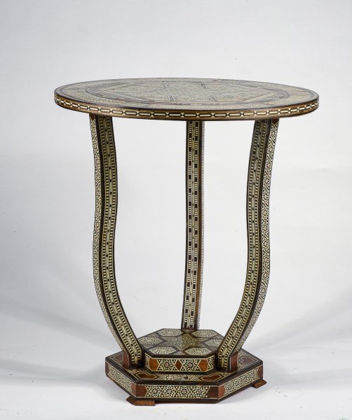 Tavolino stile bugattiano rotondo intarsiato con  madreperla  Italia metà del 900