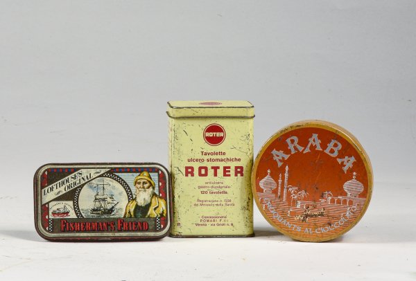 Gruppo di 3 scatole in latta marcata harrodsknightsbridge england a forma i palazzo con segni del tempo