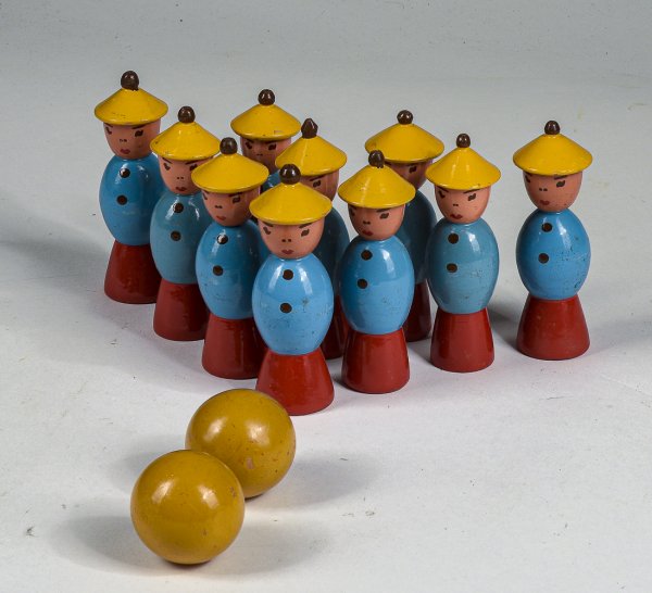 Gioco in legno giocattolo anni 40 della ditta Gurman bowling 10 figure cinesini cappello giallo e 2 palline gialle originali perfette mai giocato 