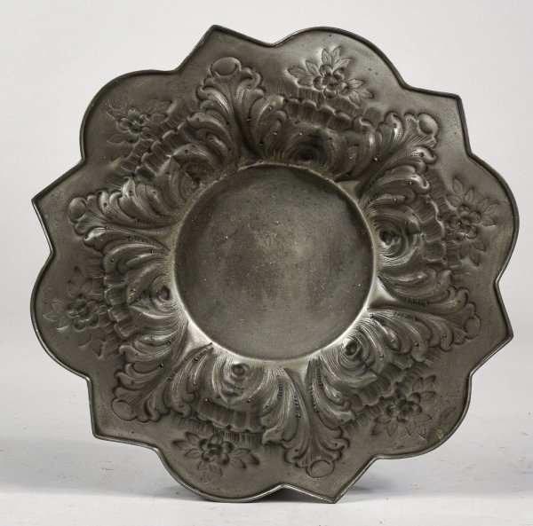 Vassoio piatto in peltro sbalzato e inciso con particolare forma di stella di Natale  epoca metà del 900