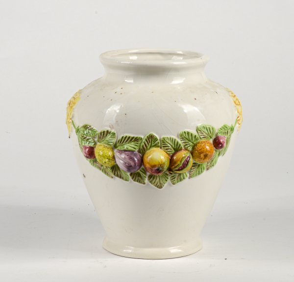 Vaso anfora in ceramica firmata Nazareno Picchioni con decori frutta e mascheroni Italia 1980
