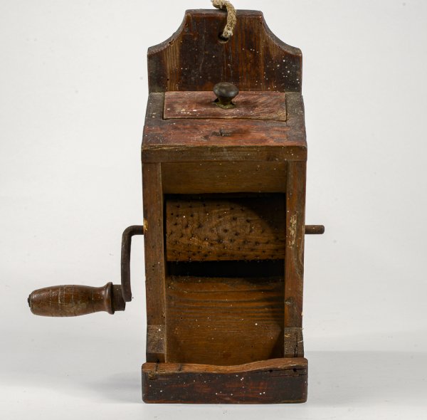 Antica grattugia  con cassetto rustica da appendere a parete o tavolo