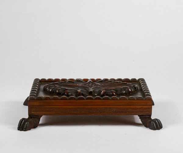 Scatola in legno intagliato con piedi di leone e portamonete all'interno velluto verde Italia 1960