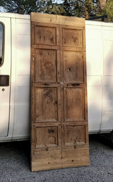 porta portone ante antica unita con segni del tempo epoca 800