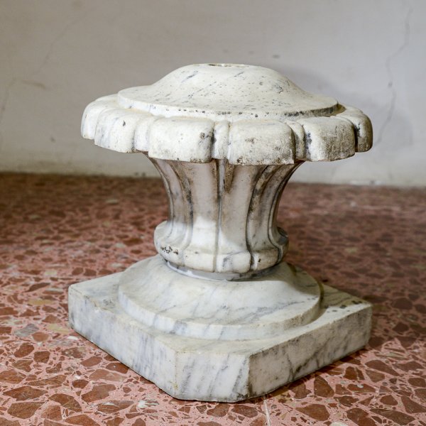 Capitello in pietra a forma floreale a fiore decoro ad ombrello con base poligonale