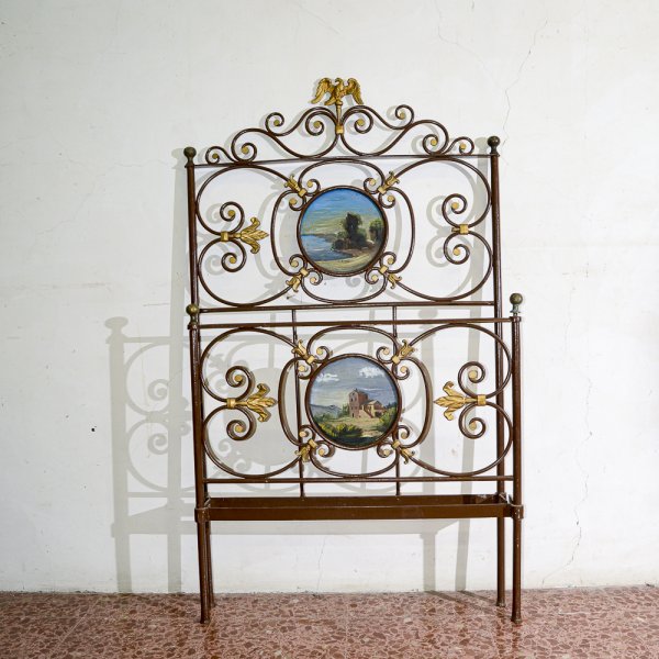 Letto in ferro battuto singolo con decori dorati e struttura verniciata marrone formelle scene campestri