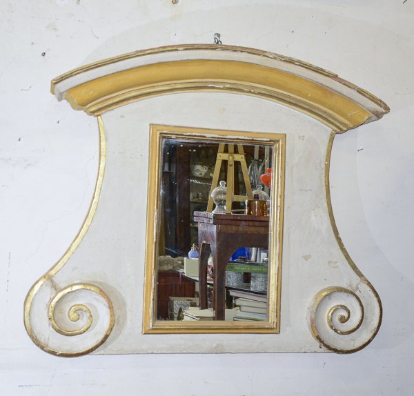 Specchio specchiera caminiera Luigi XIV in legno laccato bianco e gesso con decori dorati e dipinti    foglia oro e giallo ocra epoca primo 1700
